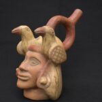 🏺 Moche Ceramic Human Head Bottle with Sacred Birds - Imagen 3