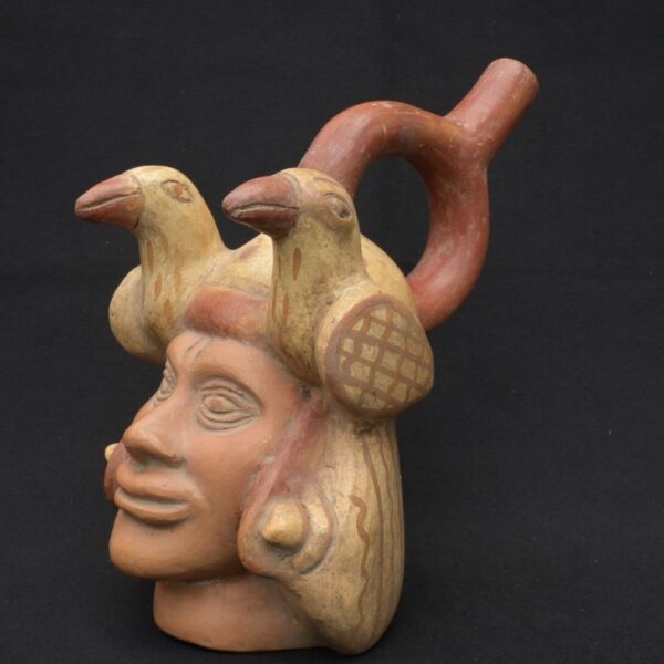 🏺 Moche Ceramic Human Head Bottle with Sacred Birds - Imagen 3
