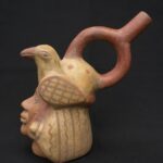 🏺 Moche Ceramic Human Head Bottle with Sacred Birds - Imagen 4