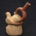 🏺 Moche Ceramic Human Head Bottle with Sacred Birds - Imagen 5