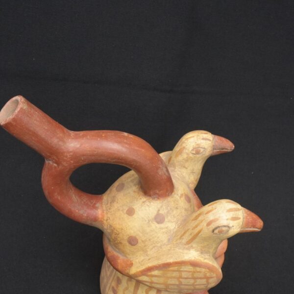 🏺 Moche Ceramic Human Head Bottle with Sacred Birds - Imagen 9