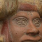 🏺 Moche Ceramic Human Head Bottle with Sacred Birds - Imagen 11