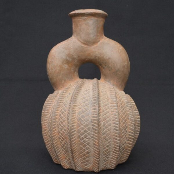 🏺 Chavín Ceramic Two-Tone Fruit-Shaped Bottle - Imagen 1