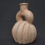 🏺 Chavín Ceramic Two-Tone Fruit-Shaped Bottle - Imagen 2