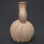 🏺 Chavín Ceramic Two-Tone Fruit-Shaped Bottle - Imagen 3