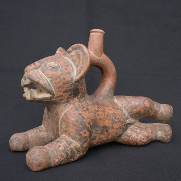 🏺 Chavín Ceramic Bottle: Feline in Resting Position - Imagen 1