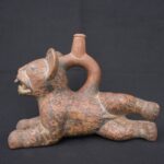 🏺 Chavín Ceramic Bottle: Feline in Resting Position - Imagen 2