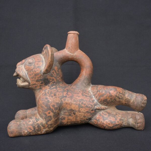 🏺 Chavín Ceramic Bottle: Feline in Resting Position - Imagen 2