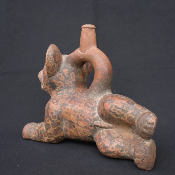 🏺 Chavín Ceramic Bottle: Feline in Resting Position - Imagen 3