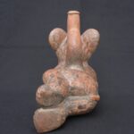 🏺 Chavín Ceramic Bottle: Feline in Resting Position - Imagen 4