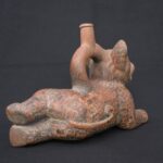 🏺 Chavín Ceramic Bottle: Feline in Resting Position - Imagen 5