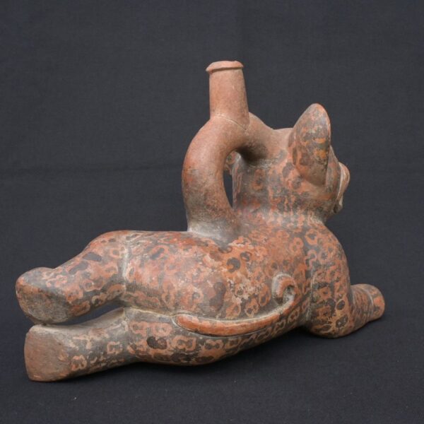 🏺 Chavín Ceramic Bottle: Feline in Resting Position - Imagen 5