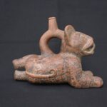 🏺 Chavín Ceramic Bottle: Feline in Resting Position - Imagen 6