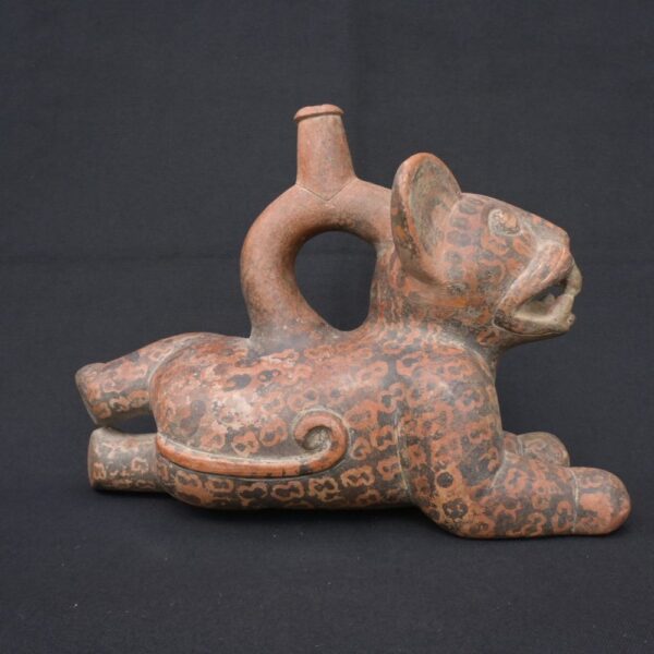🏺 Chavín Ceramic Bottle: Feline in Resting Position - Imagen 6