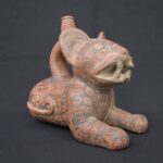 🏺 Chavín Ceramic Bottle: Feline in Resting Position - Imagen 7