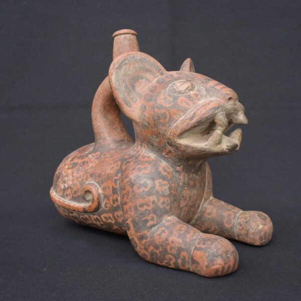🏺 Chavín Ceramic Bottle: Feline in Resting Position - Imagen 7