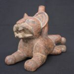 🏺 Chavín Ceramic Bottle: Feline in Resting Position - Imagen 9