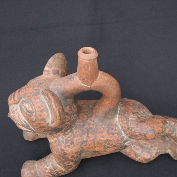 🏺 Chavín Ceramic Bottle: Feline in Resting Position - Imagen 10