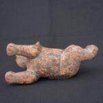 🏺 Chavín Ceramic Bottle: Feline in Resting Position - Imagen 11