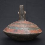 🏺 Paracas Ceramic Bottle with Zoomorphic Motif and Ritual Decoration - Imagen 2