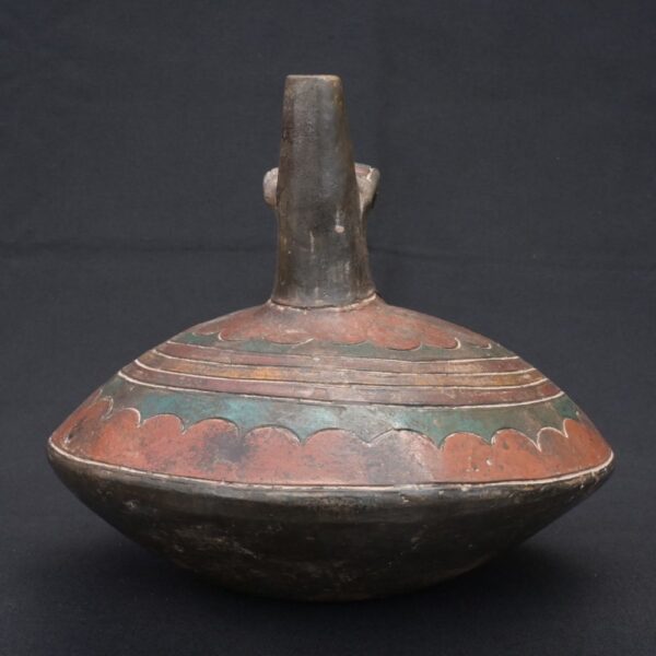 🏺 Paracas Ceramic Bottle with Zoomorphic Motif and Ritual Decoration - Imagen 2