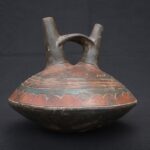 🏺 Paracas Ceramic Bottle with Zoomorphic Motif and Ritual Decoration - Imagen 3