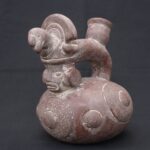 🏺 Chavín Ceramic Ritual Bottle with Human Head, Bird, and Circular Motifs - Imagen 3