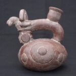 🏺 Chavín Ceramic Ritual Bottle with Human Head, Bird, and Circular Motifs - Imagen 4