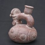 🏺 Chavín Ceramic Ritual Bottle with Human Head, Bird, and Circular Motifs - Imagen 5