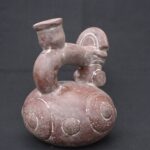 🏺 Chavín Ceramic Ritual Bottle with Human Head, Bird, and Circular Motifs - Imagen 7