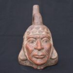 🏺 Moche Ceramic Portrait Bottle with Headdress and Stirrup - Imagen 2