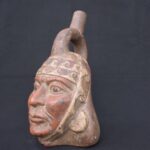 🏺 Moche Ceramic Portrait Bottle with Headdress and Stirrup - Imagen 3