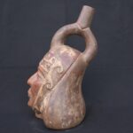 🏺 Moche Ceramic Portrait Bottle with Headdress and Stirrup - Imagen 4