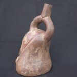 🏺 Moche Ceramic Portrait Bottle with Headdress and Stirrup - Imagen 5