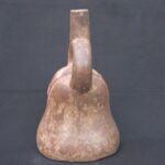 🏺 Moche Ceramic Portrait Bottle with Headdress and Stirrup - Imagen 6