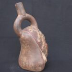 🏺 Moche Ceramic Portrait Bottle with Headdress and Stirrup - Imagen 7