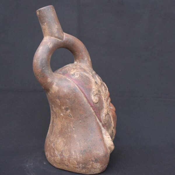 🏺 Moche Ceramic Portrait Bottle with Headdress and Stirrup - Imagen 7