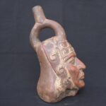 🏺 Moche Ceramic Portrait Bottle with Headdress and Stirrup - Imagen 8