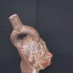 🏺 Moche Ceramic Portrait Bottle with Headdress and Stirrup - Imagen 9