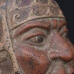 🏺 Moche Ceramic Portrait Bottle with Headdress and Stirrup - Imagen 11