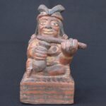 🏺 Moche Culture Ceramic Sculptural Bottle with a Male Ritual Figure - Imagen 2
