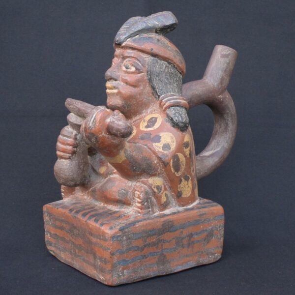 🏺 Moche Culture Ceramic Sculptural Bottle with a Male Ritual Figure - Imagen 3