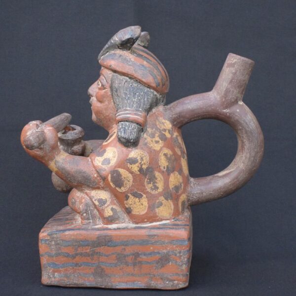 🏺 Moche Culture Ceramic Sculptural Bottle with a Male Ritual Figure - Imagen 4