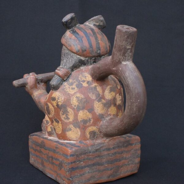 🏺 Moche Culture Ceramic Sculptural Bottle with a Male Ritual Figure - Imagen 5