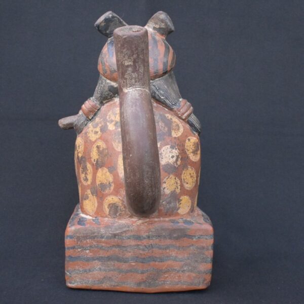 🏺 Moche Culture Ceramic Sculptural Bottle with a Male Ritual Figure - Imagen 6