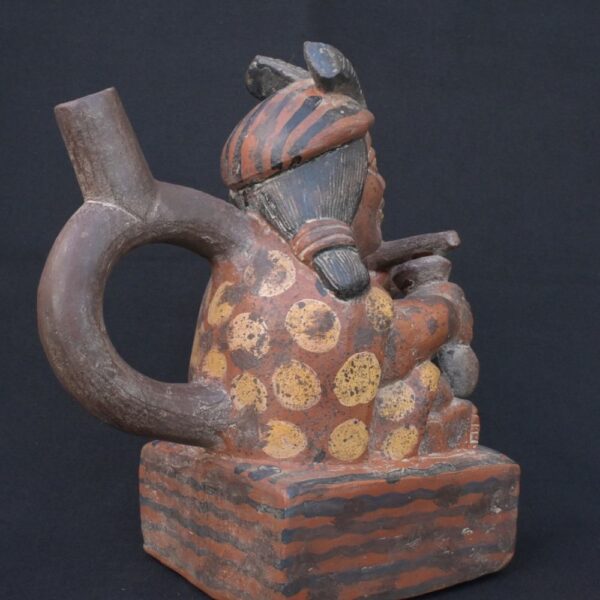 🏺 Moche Culture Ceramic Sculptural Bottle with a Male Ritual Figure - Imagen 7