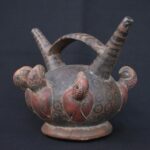 🐦 Vicus Culture Ceramic Ritual Bottle with Decorative Relief Birds - Imagen 2