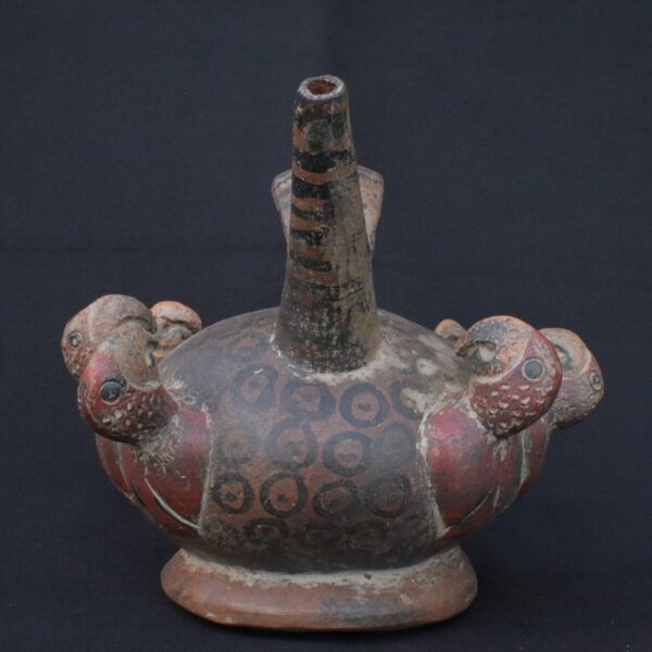 🐦 Vicus Culture Ceramic Ritual Bottle with Decorative Relief Birds - Imagen 3