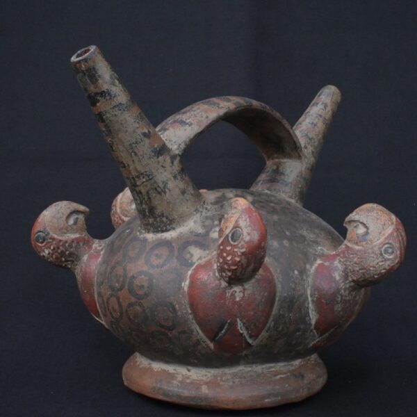 🐦 Vicus Culture Ceramic Ritual Bottle with Decorative Relief Birds - Imagen 4