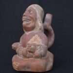 😄 Moche Culture Ceramic Sculptural Bottle of a Man with Animals - Imagen 3